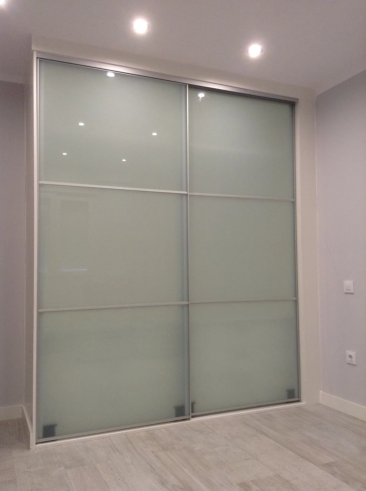 Armario empotrado con puertas correderas de cristal mate
