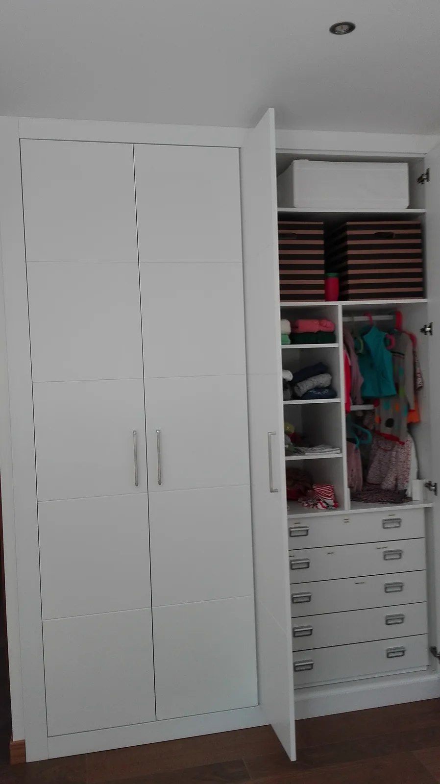 Interior de armario a medida con baldas, barra y cajonera