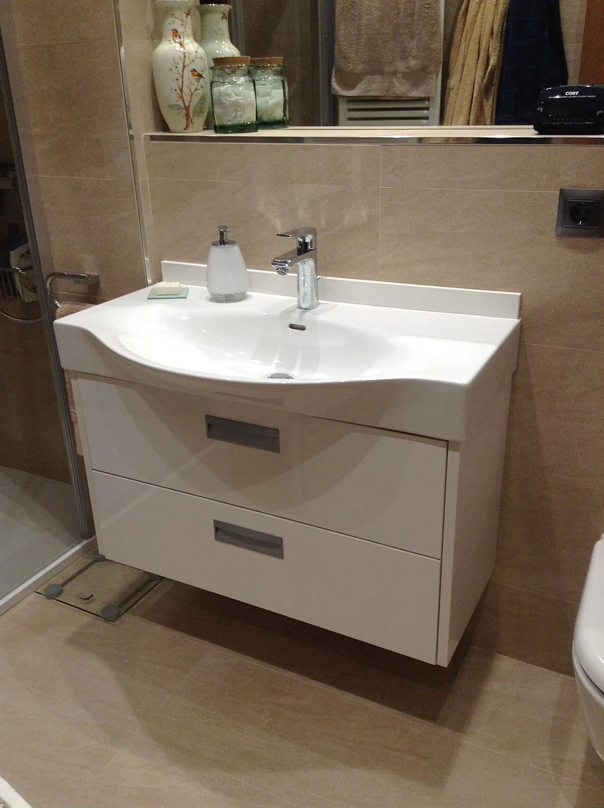 Mueble de baño blanco suspendido con dos cajones