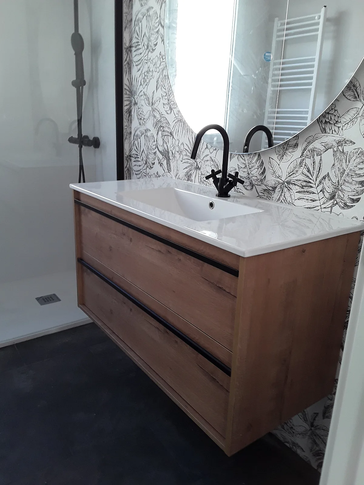 Mueble de baño suspendido en madera con lavabo blanco
