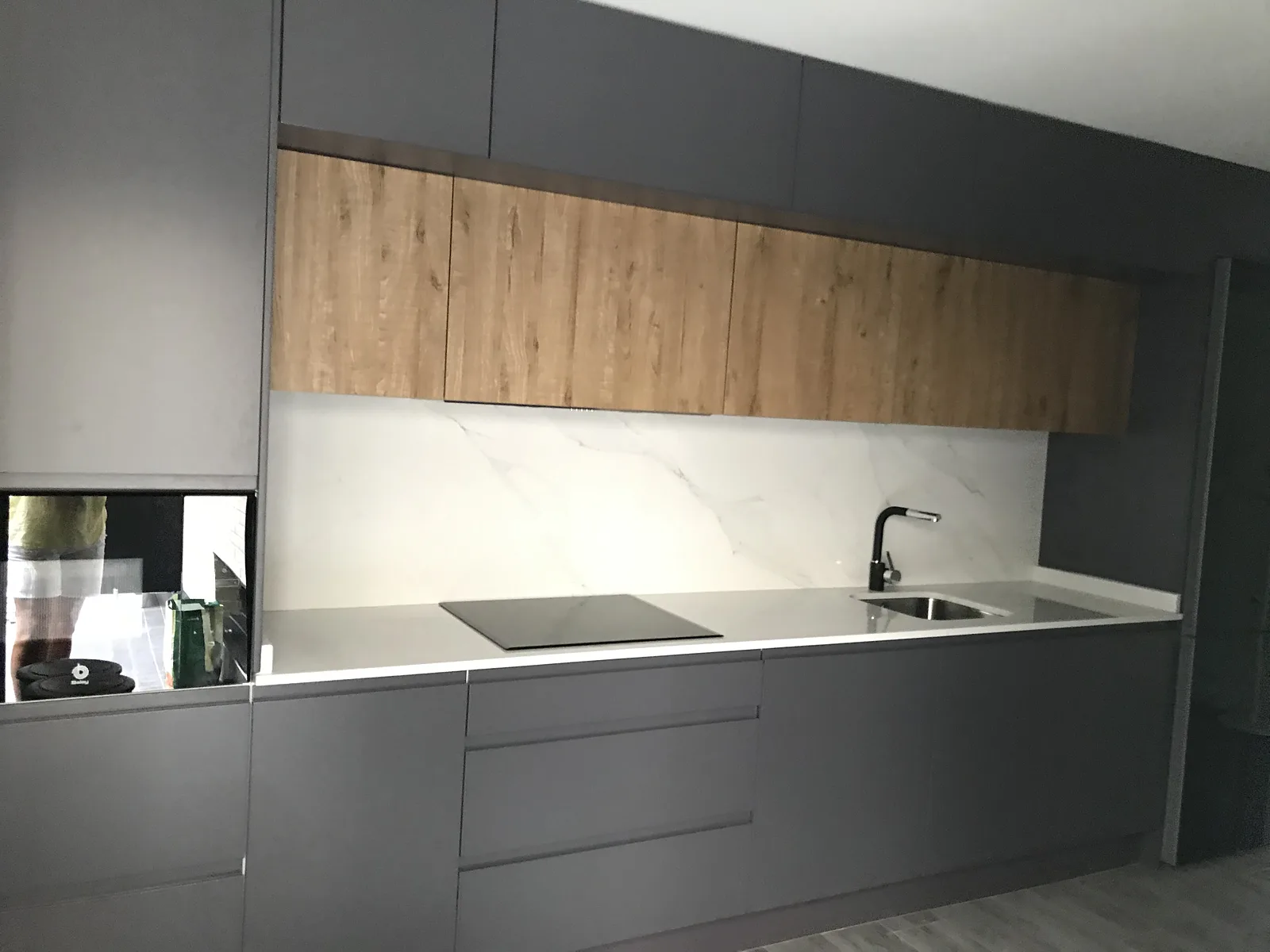 Cocina a medida gris antracita y madera con encimera efecto mármol