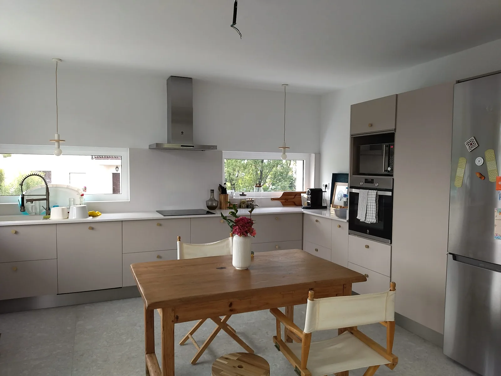 Cocina en U a medida con office y mesa de madera