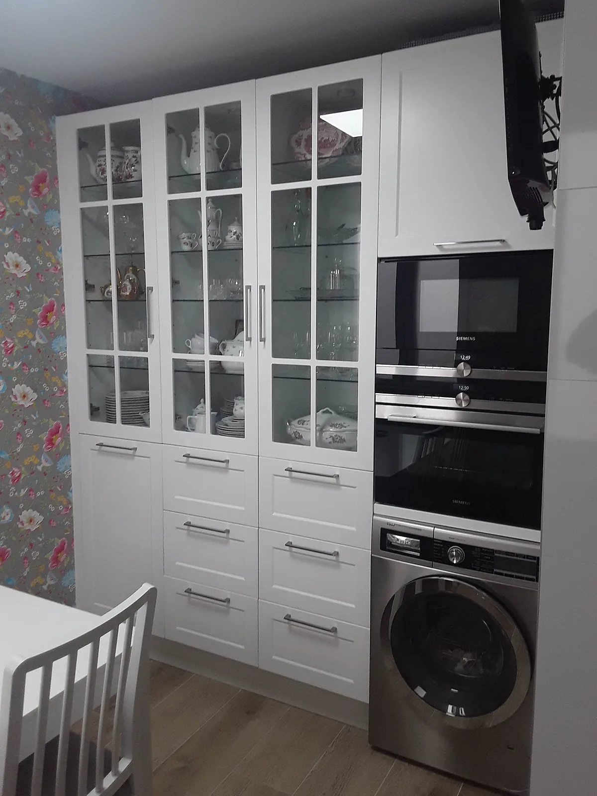 Cocina a medida con vitrinas de cristal y columna de electrodomésticos
