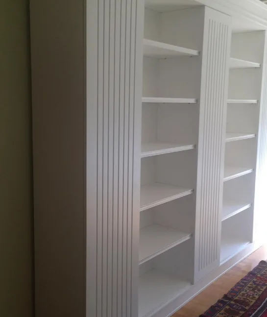 Mueble a medida con estanterías fabricado en el taller de Santander