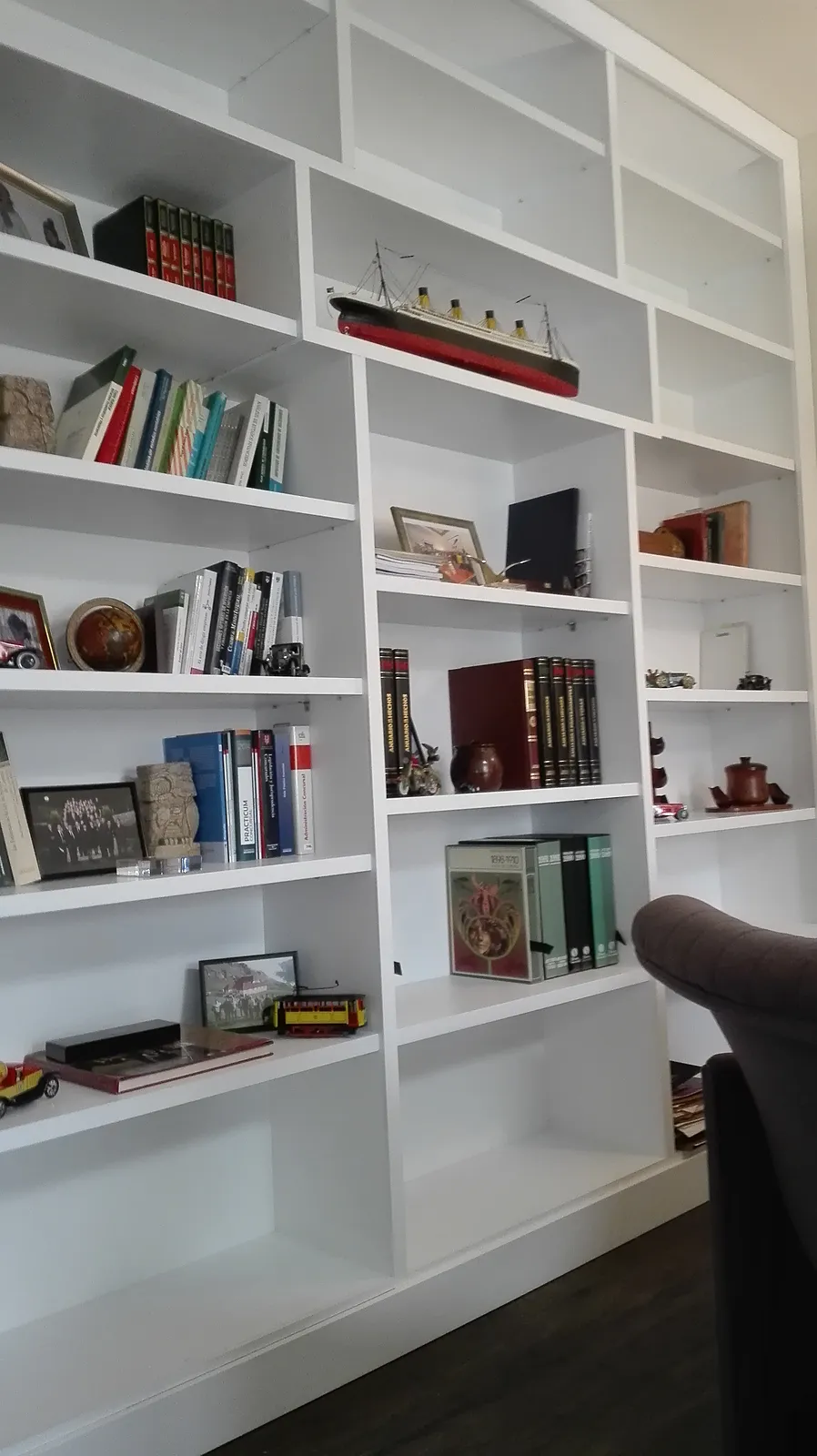 Librería blanca a medida con baldas a distintas alturas