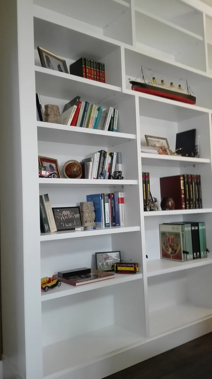 Librería a medida lacada en blanco de suelo a techo