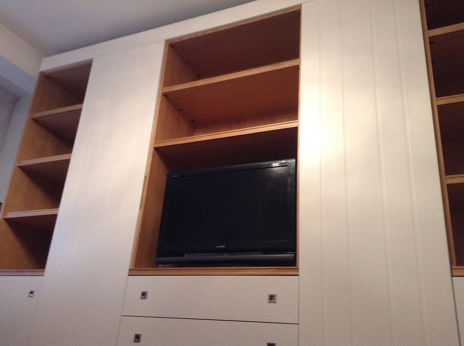 Detalle de mueble de salón a medida en blanco y madera