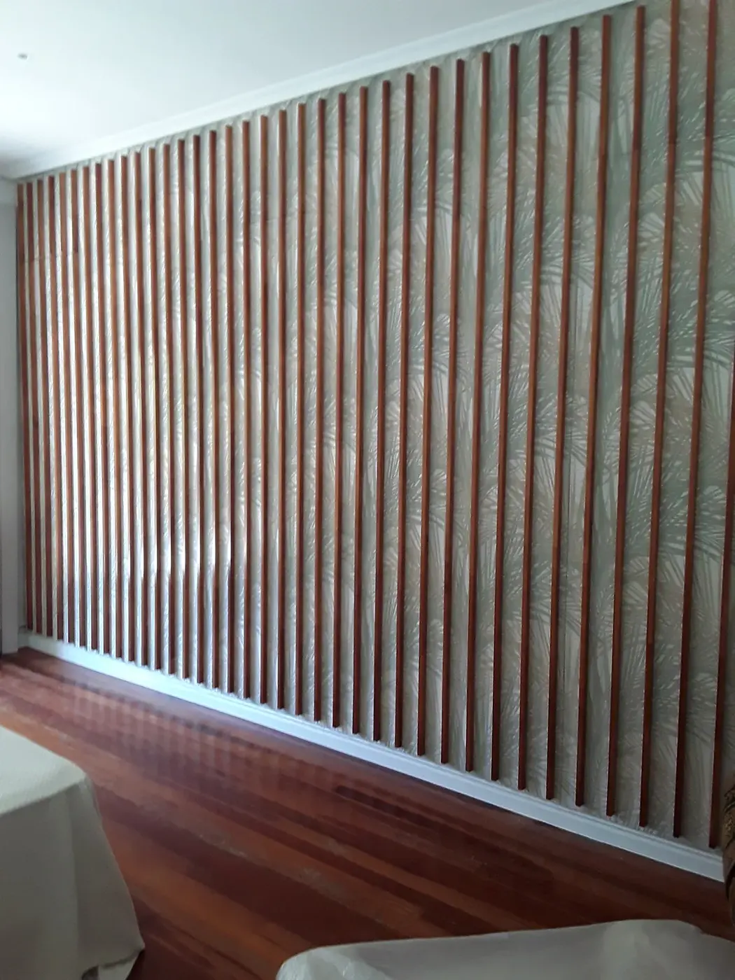 Pared de listones de madera con armario oculto