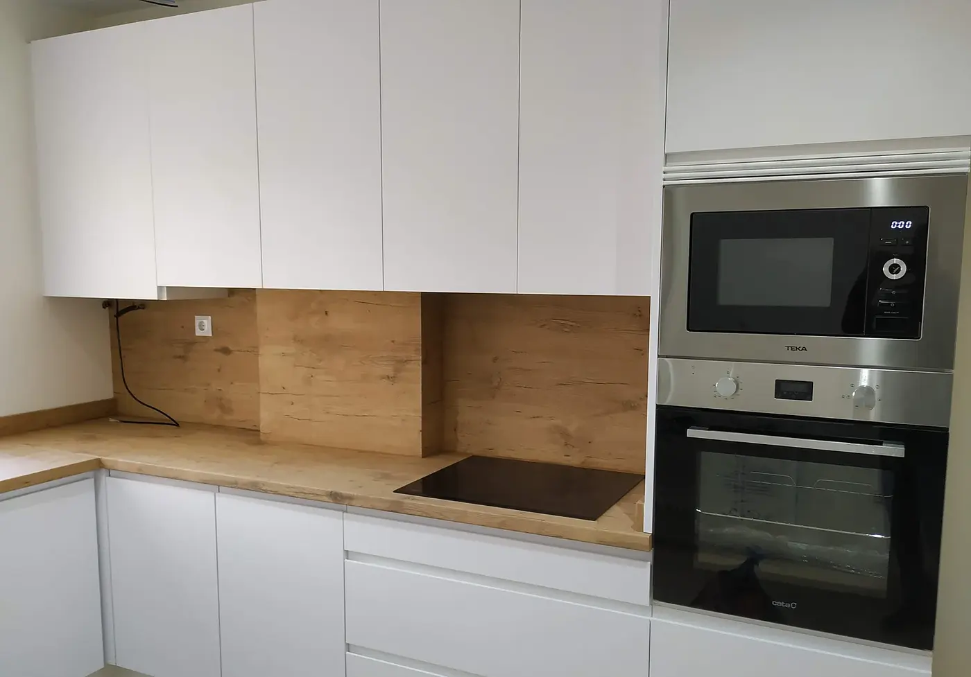 Cocina blanca a medida con encimera y frontal de roble